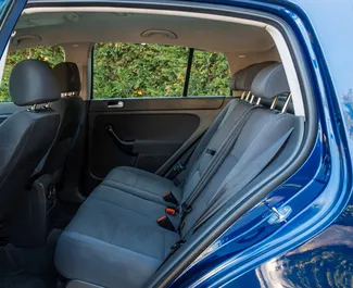 Interieur van Volkswagen Golf Plus te huur in Albanië. Een geweldige auto met 5 zitplaatsen en een Handmatig transmissie.