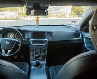 Vooraanzicht van een huurauto Volvo V60 in Durrës, Albanië ✓ Auto #7290. ✓ Transmissie Handmatig TM ✓ 1 beoordelingen.