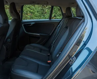Volvo V60 2013 beschikbaar voor verhuur in Durrës, met een kilometerlimiet van onbeperkt.