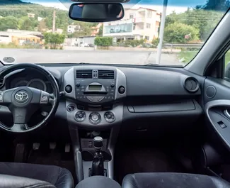 Interieur van Toyota Rav4 te huur in Albanië. Een geweldige auto met 5 zitplaatsen en een Handmatig transmissie.