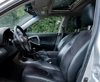 Toyota Rav4 2007 beschikbaar voor verhuur in Durrës, met een kilometerlimiet van onbeperkt.