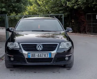 Vooraanzicht van een huurauto Volkswagen Passat Variant in Durrës, Albanië ✓ Auto #7291. ✓ Transmissie Automatisch TM ✓ 1 beoordelingen.