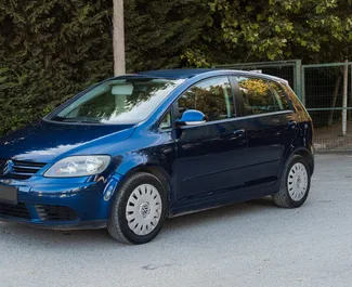 Vooraanzicht van een huurauto Volkswagen Golf Plus in Durrës, Albanië ✓ Auto #7292. ✓ Transmissie Handmatig TM ✓ 3 beoordelingen.