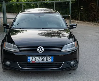 Vooraanzicht van een huurauto Volkswagen Jetta in Durrës, Albanië ✓ Auto #11582. ✓ Transmissie Automatisch TM ✓ 0 beoordelingen.
