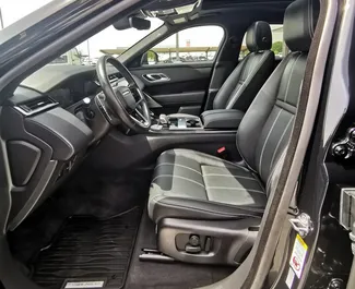 Interieur van Land Rover Range Rover Velar te huur in de VAE. Een geweldige auto met 5 zitplaatsen en een Automatisch transmissie.