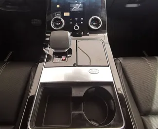 Land Rover Range Rover Velar 2023 beschikbaar voor verhuur in Dubai, met een kilometerlimiet van onbeperkt.