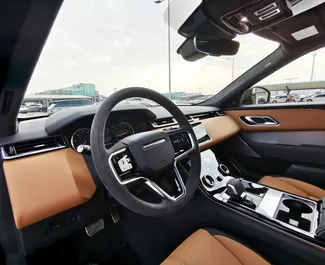 Interieur van Land Rover Range Rover Velar te huur in de VAE. Een geweldige auto met 5 zitplaatsen en een Automatisch transmissie.