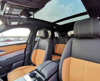 Land Rover Range Rover Velar 2022 beschikbaar voor verhuur in Dubai, met een kilometerlimiet van onbeperkt.