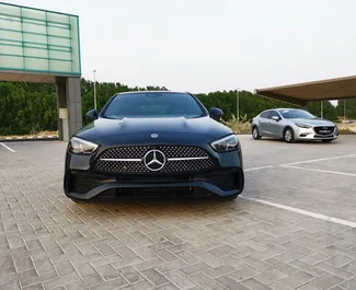 Interieur van Mercedes-Benz C-Class te huur in de VAE. Een geweldige auto met 5 zitplaatsen en een Automatisch transmissie.