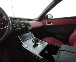 Land Rover Range Rover Velar 2024 beschikbaar voor verhuur in Dubai, met een kilometerlimiet van onbeperkt.