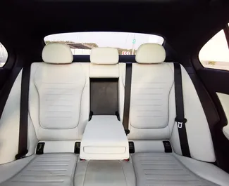Mercedes-Benz C300 Cabrio 2023 beschikbaar voor verhuur in Dubai, met een kilometerlimiet van onbeperkt.