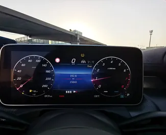 Interieur van Mercedes-Benz C300 Cabrio te huur in de VAE. Een geweldige auto met 5 zitplaatsen en een Automatisch transmissie.