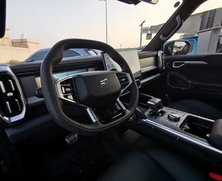 Vooraanzicht van een huurauto Jetour T2 in Dubai, Verenigde Arabische Emiraten ✓ Auto #13595. ✓ Transmissie Automatisch TM ✓ 0 beoordelingen.