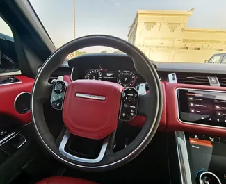 Interieur van Land Rover Range Rover Sport te huur in de VAE. Een geweldige auto met 5 zitplaatsen en een Automatisch transmissie.