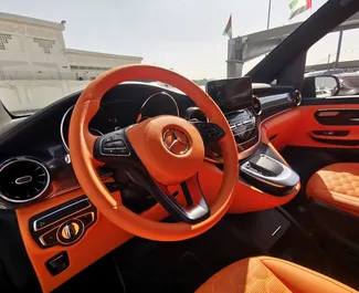 Mercedes-Benz Viano 2023 beschikbaar voor verhuur in Dubai, met een kilometerlimiet van onbeperkt.