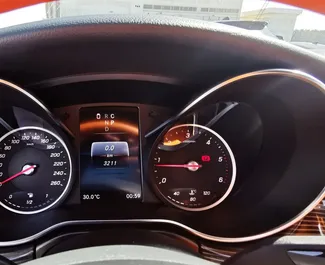 Benzine motor van 2,0L van Mercedes-Benz Viano 2023 te huur in Dubai.