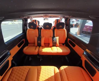 Interieur van Mercedes-Benz Viano te huur in de VAE. Een geweldige auto met 5 zitplaatsen en een Automatisch transmissie.