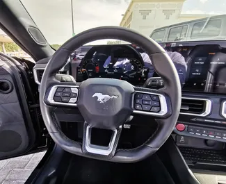 Autohuur Ford Mustang Cabrio 2024 in in de VAE, met Benzine brandstof en 450 pk ➤ Vanaf 550 AED per dag.