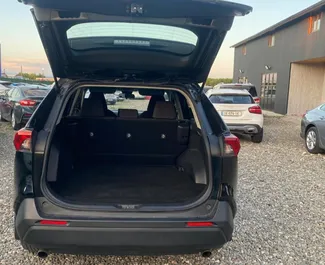 Toyota Rav4 2020 beschikbaar voor verhuur in Koetaisi, met een kilometerlimiet van onbeperkt.