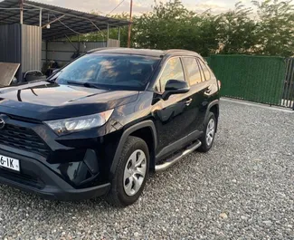 Vooraanzicht van een huurauto Toyota Rav4 in Koetaisi, Georgië ✓ Auto #13966. ✓ Transmissie Automatisch TM ✓ 0 beoordelingen.