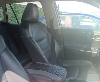 Interieur van Toyota Rav4 te huur in Georgië. Een geweldige auto met 5 zitplaatsen en een Automatisch transmissie.
