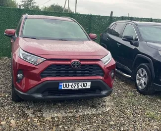 Vooraanzicht van een huurauto Toyota Rav4 in Koetaisi, Georgië ✓ Auto #13965. ✓ Transmissie Automatisch TM ✓ 0 beoordelingen.