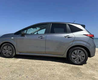 Interieur van Nissan Note te huur in Cyprus. Een geweldige auto met 5 zitplaatsen en een Automatisch transmissie.