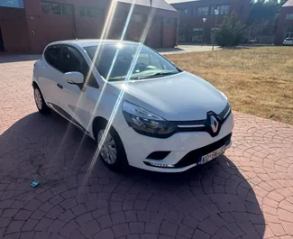 Vooraanzicht van een huurauto Renault Clio 4 in Budva, Montenegro ✓ Auto #14027. ✓ Transmissie Handmatig TM ✓ 0 beoordelingen.