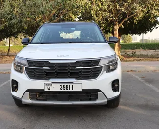 Vooraanzicht van een huurauto Kia Seltos in Dubai, Verenigde Arabische Emiraten ✓ Auto #13598. ✓ Transmissie Automatisch TM ✓ 0 beoordelingen.