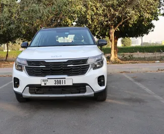 Autohuur Kia Seltos 2024 in in de VAE, met Benzine brandstof en 147 pk ➤ Vanaf 150 AED per dag.