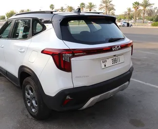 Interieur van Kia Seltos te huur in de VAE. Een geweldige auto met 5 zitplaatsen en een Automatisch transmissie.