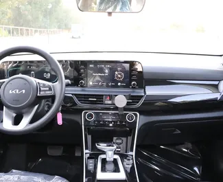 Interieur van Kia Forte te huur in de VAE. Een geweldige auto met 5 zitplaatsen en een Automatisch transmissie.