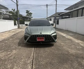 Vooraanzicht van een huurauto MG 5/GT op de luchthaven van Phuket, Thailand ✓ Auto #14032. ✓ Transmissie Automatisch TM ✓ 0 beoordelingen.