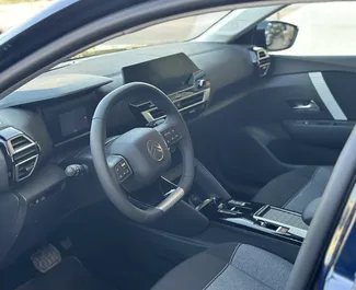 Vooraanzicht van een huurauto Citroen C4 X op de luchthaven van Antalya, Turkije ✓ Auto #14062. ✓ Transmissie Automatisch TM ✓ 0 beoordelingen.