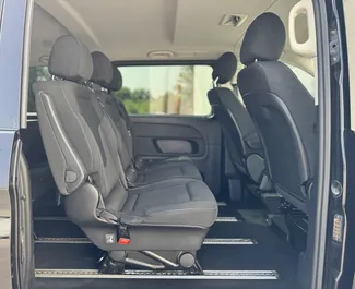 Interieur van Mercedes-Benz V-Class te huur in Montenegro. Een geweldige auto met 8 zitplaatsen en een Automatisch transmissie.