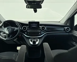 Diesel motor van 2,0L van Mercedes-Benz V-Class 2018 te huur in Budva.