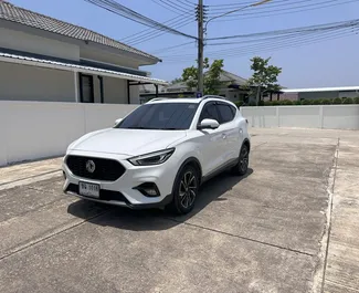 Vooraanzicht van een huurauto MG ZS op de luchthaven van Phuket, Thailand ✓ Auto #10735. ✓ Transmissie Automatisch TM ✓ 0 beoordelingen.