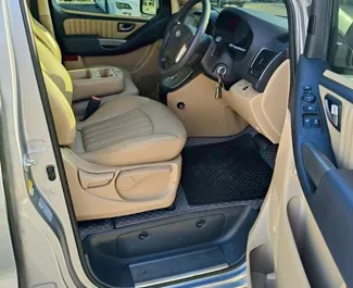 Vooraanzicht van een huurauto Hyundai H1 op luchthaven Bangkok Suvarnabhumi, Thailand ✓ Auto #14035. ✓ Transmissie Automatisch TM ✓ 0 beoordelingen.