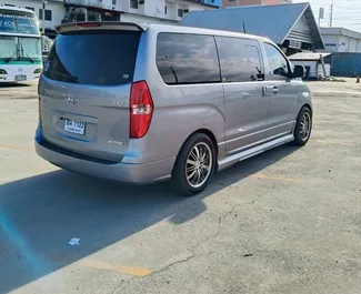 Diesel motor van 2,5L van Hyundai H1 2017 te huur op luchthaven Bangkok Suvarnabhumi.