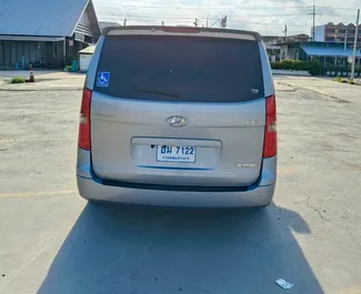 Hyundai H1 2017 beschikbaar voor verhuur op luchthaven Bangkok Suvarnabhumi, met een kilometerlimiet van onbeperkt.