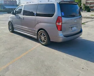 Interieur van Hyundai H1 te huur in Thailand. Een geweldige auto met 11 zitplaatsen en een Automatisch transmissie.