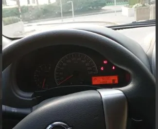 Vooraanzicht van een huurauto Nissan Sunny in Dubai, Verenigde Arabische Emiraten ✓ Auto #13676. ✓ Transmissie Automatisch TM ✓ 0 beoordelingen.