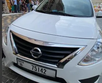 Vooraanzicht van een huurauto Nissan Sunny in Dubai, Verenigde Arabische Emiraten ✓ Auto #13680. ✓ Transmissie Automatisch TM ✓ 0 beoordelingen.