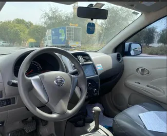 Vooraanzicht van een huurauto Nissan Sunny in Dubai, Verenigde Arabische Emiraten ✓ Auto #13681. ✓ Transmissie Automatisch TM ✓ 0 beoordelingen.