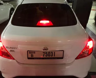 Vooraanzicht van een huurauto Nissan Sunny in Dubai, Verenigde Arabische Emiraten ✓ Auto #13682. ✓ Transmissie Automatisch TM ✓ 0 beoordelingen.