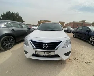 Benzine motor van 1,5L van Nissan Sunny 2024 te huur in Dubai.