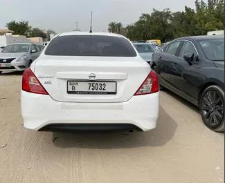 Vooraanzicht van een huurauto Nissan Sunny in Dubai, Verenigde Arabische Emiraten ✓ Auto #13683. ✓ Transmissie Automatisch TM ✓ 0 beoordelingen.