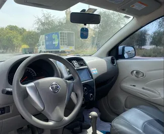 Vooraanzicht van een huurauto Nissan Sunny in Dubai, Verenigde Arabische Emiraten ✓ Auto #13684. ✓ Transmissie Automatisch TM ✓ 0 beoordelingen.