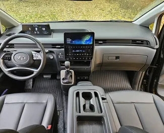 Vooraanzicht van een huurauto Hyundai Staria in Minsk, Wit-Rusland ✓ Auto #13999. ✓ Transmissie Automatisch TM ✓ 0 beoordelingen.