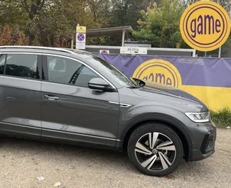 Vooraanzicht van een huurauto Volkswagen T-Roc in Boedapest, Hongarije ✓ Auto #4762. ✓ Transmissie Automatisch TM ✓ 5 beoordelingen.